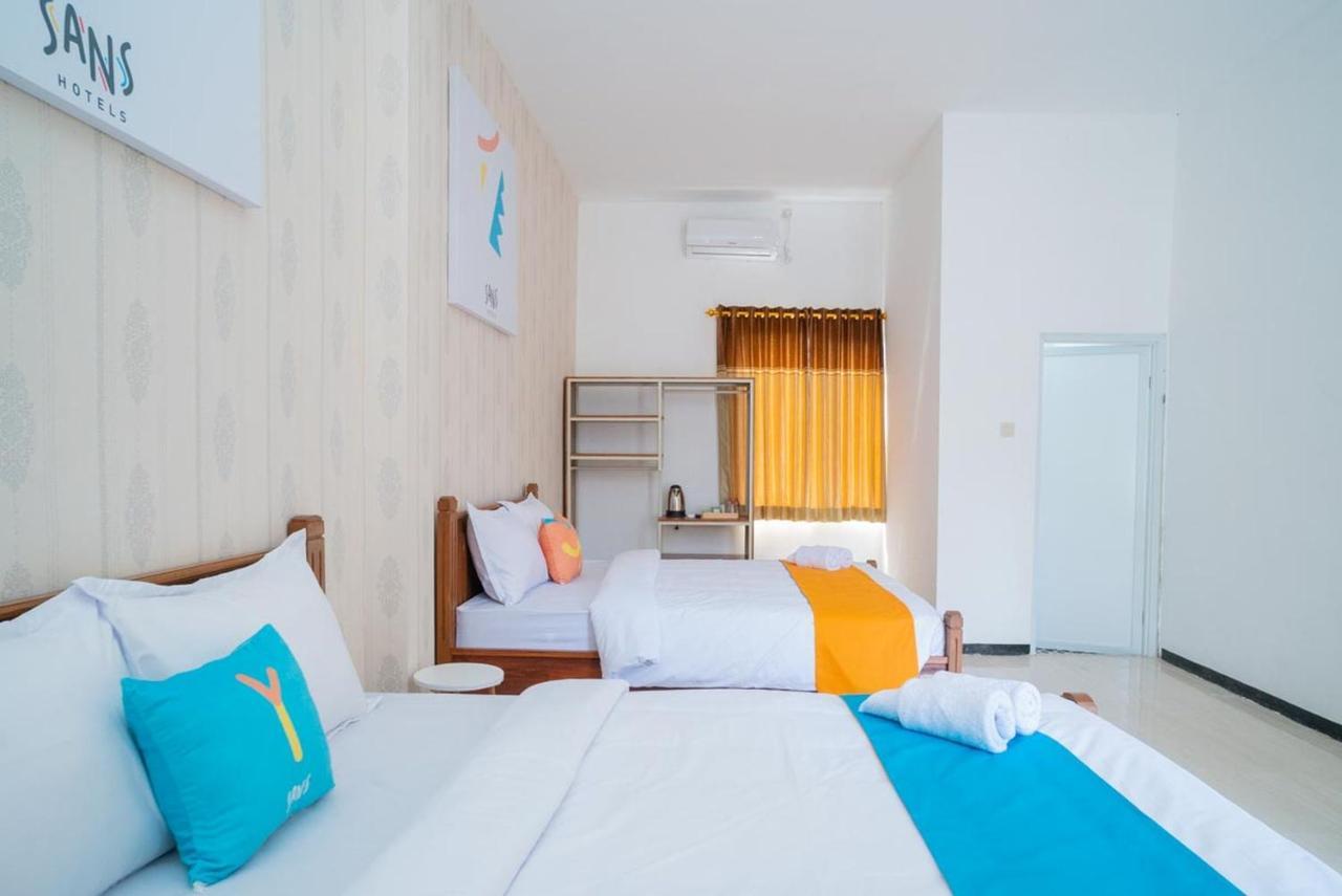 Sans Hotel Queen Batu Sumber Brantas Extérieur photo