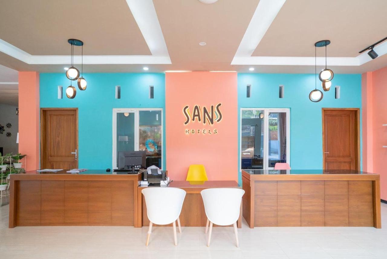 Sans Hotel Queen Batu Sumber Brantas Extérieur photo