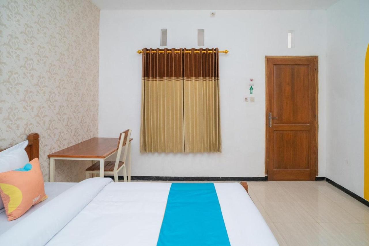 Sans Hotel Queen Batu Sumber Brantas Extérieur photo