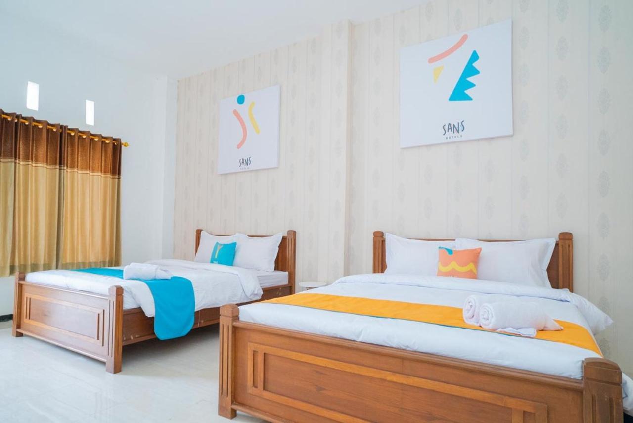 Sans Hotel Queen Batu Sumber Brantas Extérieur photo