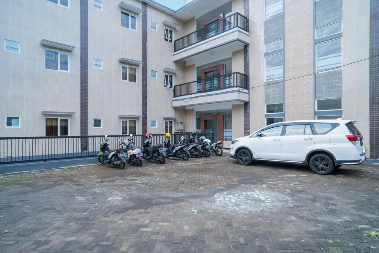 Sans Hotel Queen Batu Sumber Brantas Extérieur photo