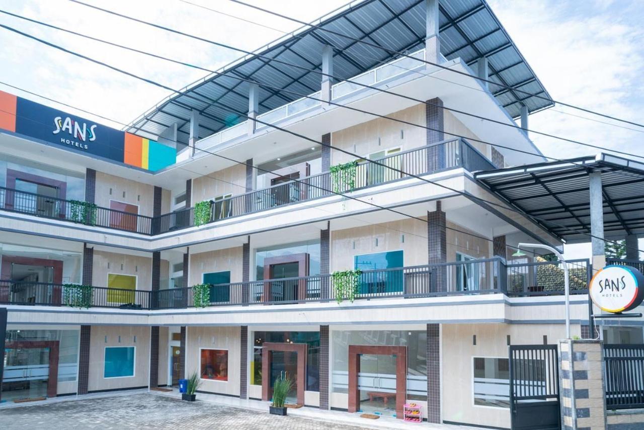 Sans Hotel Queen Batu Sumber Brantas Extérieur photo