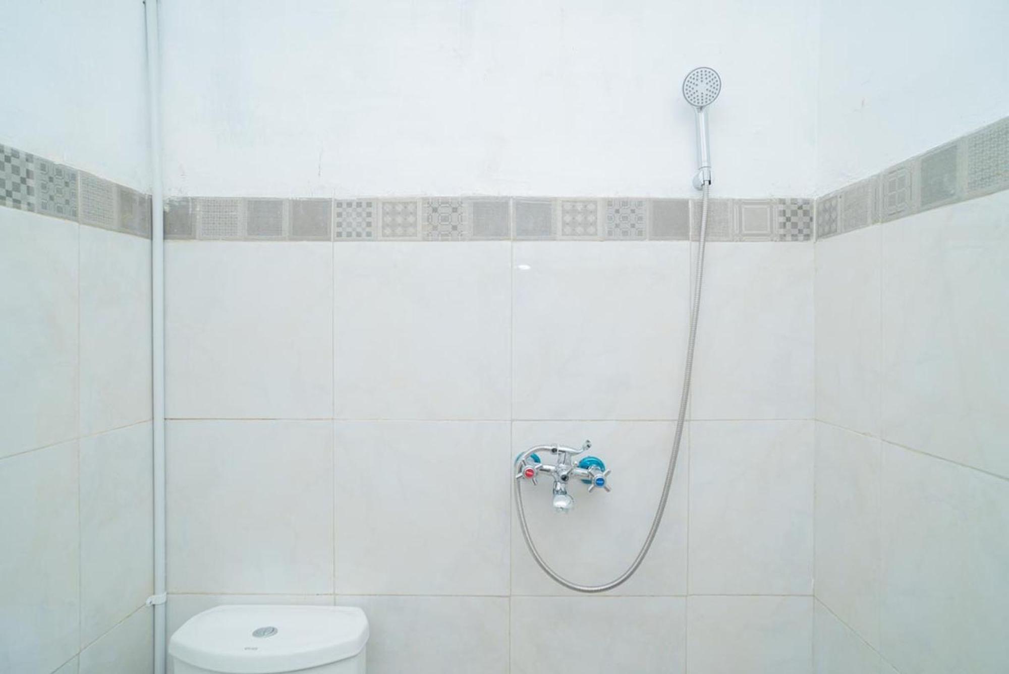 Sans Hotel Queen Batu Sumber Brantas Chambre photo